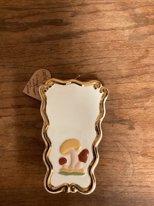 CER131 Mushroom wall pocket