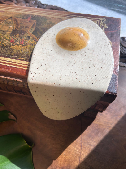 Ceramic shelf egg