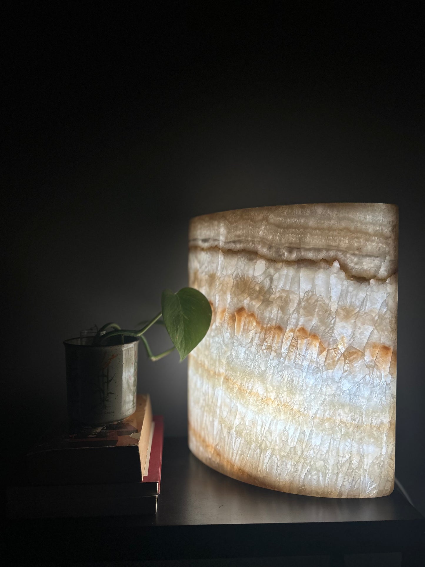 Banded onyx lamp